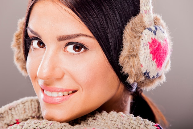 Jeune femme avec des vêtements d&#39;hiver