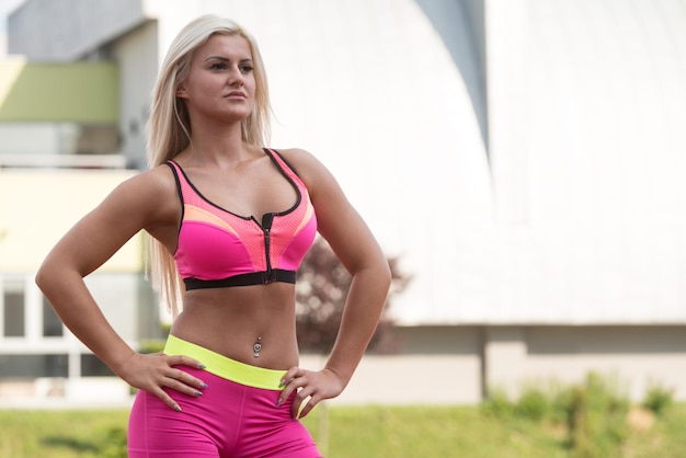 Jeune femme en vêtements de sport après des exercices en plein air