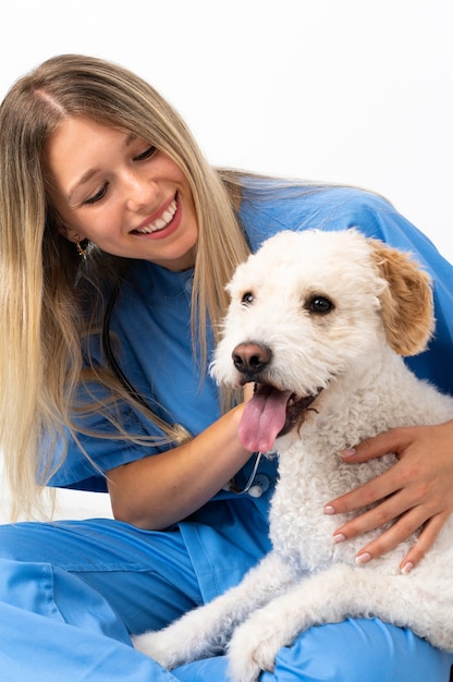 Jeune femme vétérinaire avec chien assis sur le sol