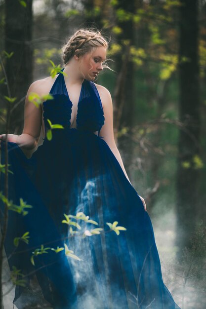 Photo une jeune femme vêtue d'une robe bleue