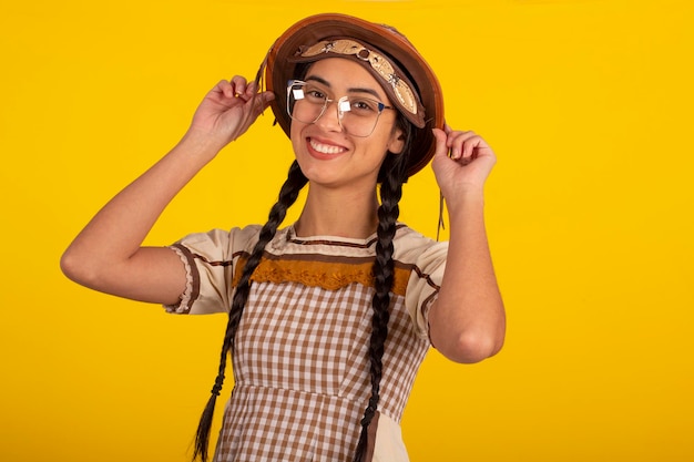 Jeune femme vêtue d'une robe de soirée de juin dans un studio photo Festa Junina