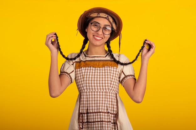 Jeune femme vêtue d'une robe de soirée de juin dans un studio photo Festa Junina