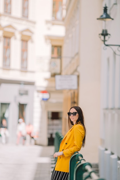 Jeune femme à Vienne pendant les vacances en Europe.