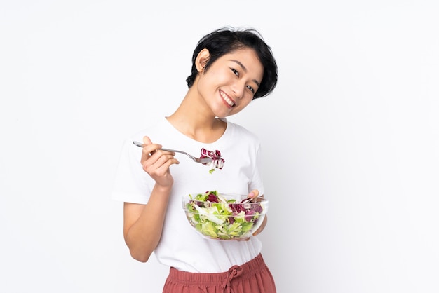 Jeune femme vietnamienne aux cheveux courts tenant une salade sur isolé