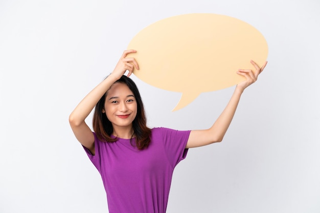 Jeune femme vietnamienne isolée sur fond blanc tenant une bulle de dialogue vide