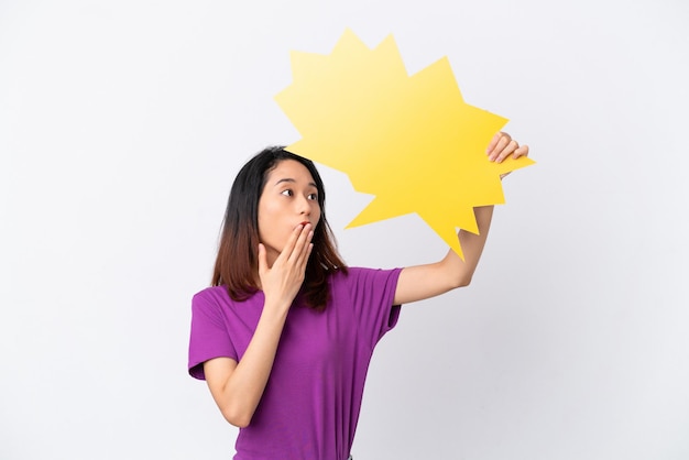 Photo jeune femme vietnamienne isolée sur fond blanc tenant une bulle vide avec une expression surprise