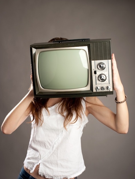 Jeune femme, à, vieux, retro, tv