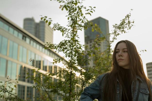 Photo une jeune femme en ville.