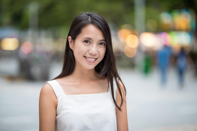 Une jeune femme en ville.