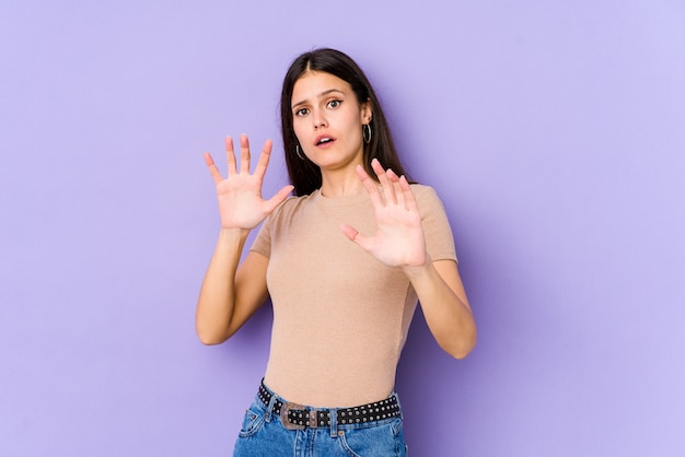 Jeune femme violette choquée par un danger imminent