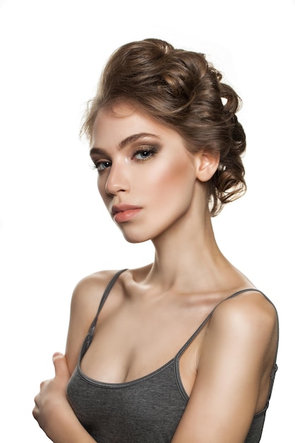 Jeune femme visage jolie fille avec coiffure Updo isolé sur blanc