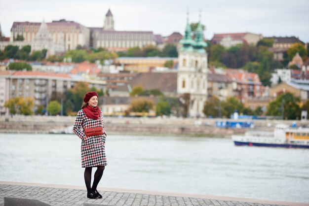 Jeune femme visitant Budapest