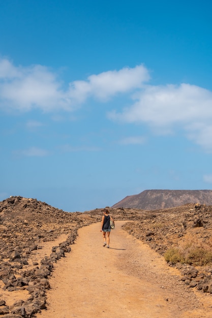 Une jeune femme visitant l'Isla de Lobos, le long de la côte nord de l'île de Fuerteventura, Îles Canaries. Espagne