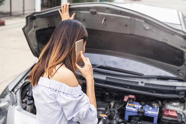 Jeune femme, voiture cassée, utilisation, smartphone, assistance