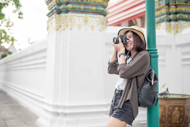 Jeune femme de voyage asiatique profite avec bel endroit à Bangkok