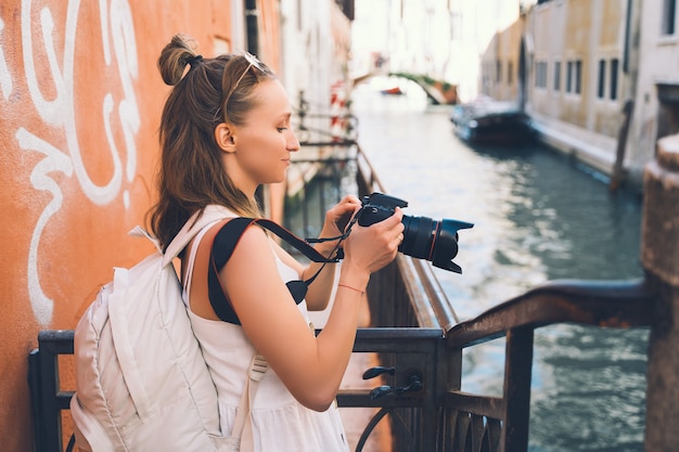 Photo jeune femme voyage italie vacances en europe fille profitez d'une belle vue à venise