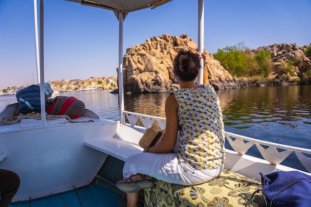 Une jeune femme voyageant en bateau sur le Nil jusqu'au temple de Philae dédié à la déesse Isis de l'amour Égyptien d'Assouan