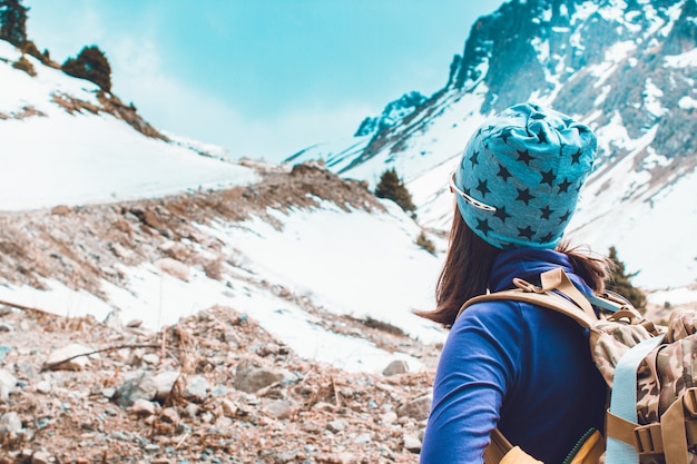 Jeune femme voyageant avec sac à dos randonnée dans les montagnes