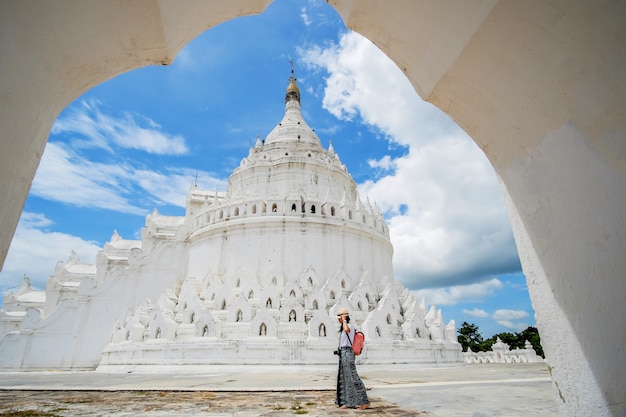 Photo jeune femme voyageant avec sac visiter la pagode hsinbyume (mya thein dan) ou appelé taj mahal blanc de la rivière irrawaddy, situé à mingun, région de sagaing près de mandalay,