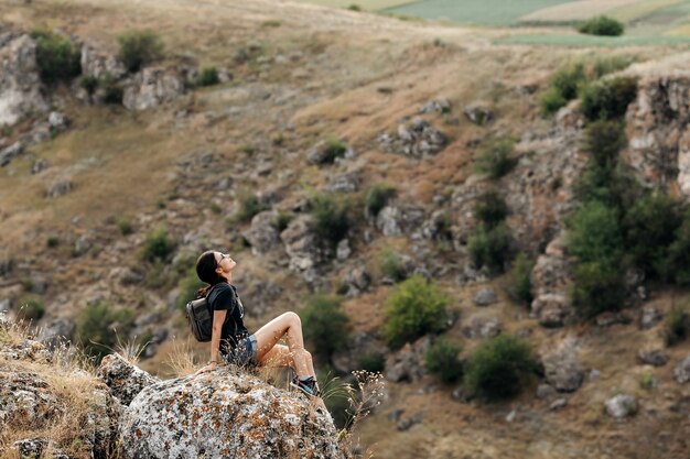 Jeune femme voyageur, debout au sommet d'une montagne