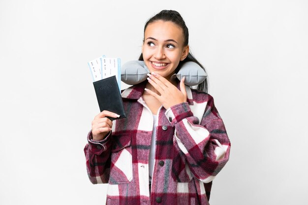 Jeune femme voyageur tenant un passeport sur fond blanc isolé regardant en souriant