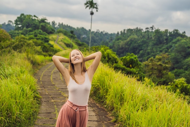 Jeune femme voyageuse à Campuhan Ridge Walk, Scenic Green Valley à Ubud Bali