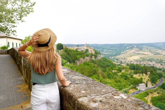 Jeune femme voyageuse marchant dans la paisible ville d'Orvieto profitant d'un paysage calme des collines de l'Ombrie dans le centre de l'Italie authentique