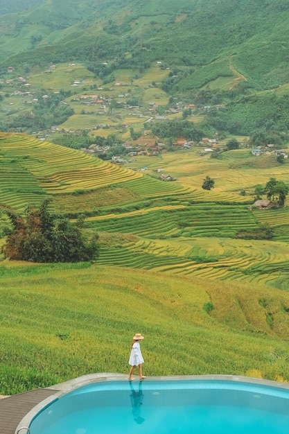 Jeune femme voyageuse se relaxant à la piscine à débordement avec de belles montagnes de paysages naturels à Sapa Vietnam