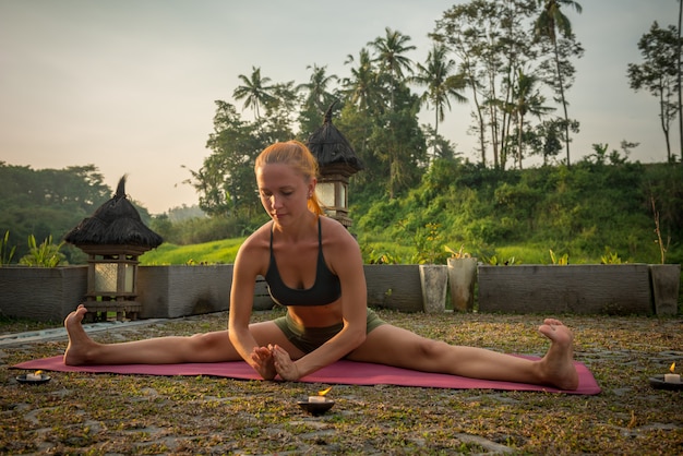 Jeune femme yoga stretching