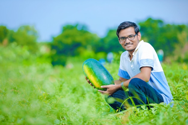 jeune fermier indien au champ de melon d&#39;eau