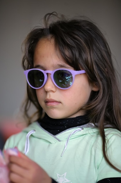 Jeune fille de 67 ans avec des lunettes de soleil