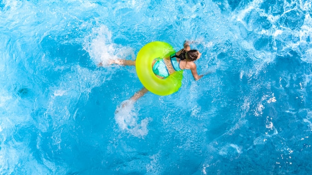 Jeune fille active dans la piscine