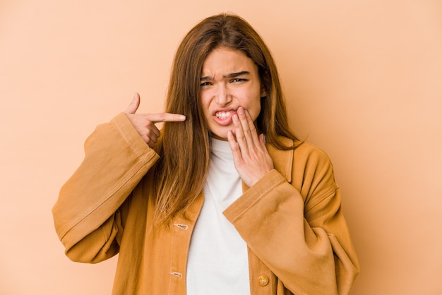 Jeune fille adolescente caucasienne maigre ayant une forte douleur dentaire, douleur molaire.