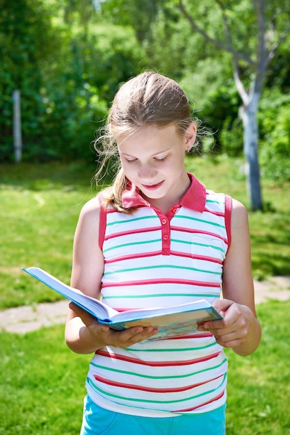 Jeune Fille Adolescente Lisant Des Livres à L'extérieur