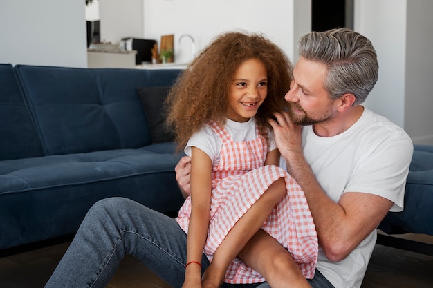 Photo jeune fille adoptée par un couple