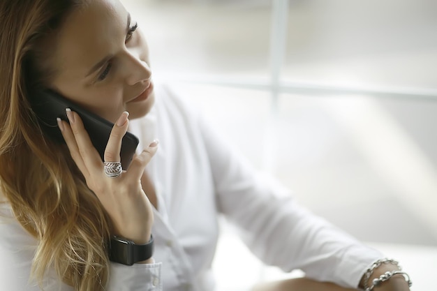 Jeune fille adulte avec téléphone