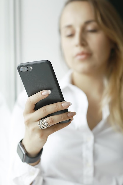 Jeune fille adulte avec téléphone