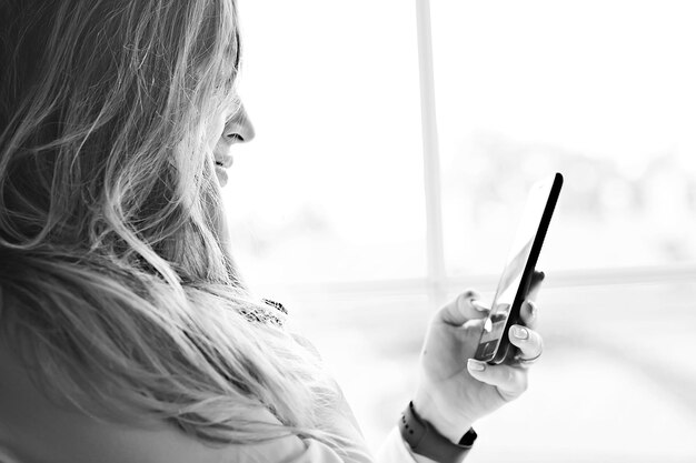 Jeune fille adulte avec téléphone