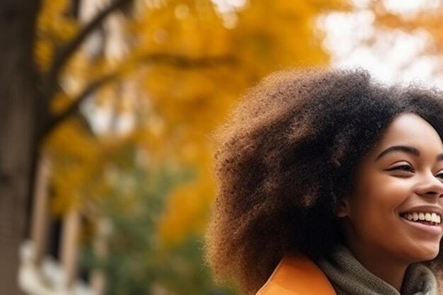 jeune fille africaine joyeuse portant un manteau d'automne en train de parler au téléphone portable tout en se tenant debout avec un scooter