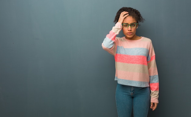 Jeune fille afro-américaine aux yeux bleus fatiguée et très fatiguée