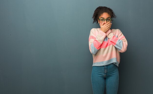 Jeune fille afro-américaine aux yeux bleus surpris et choqué