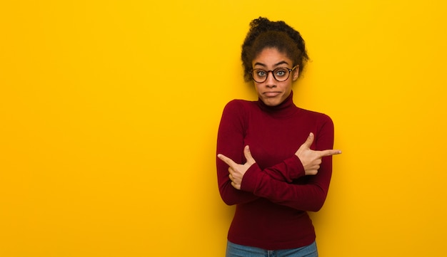 Jeune Fille Afro-américaine Noire Aux Yeux Bleus Décide Entre Deux Options