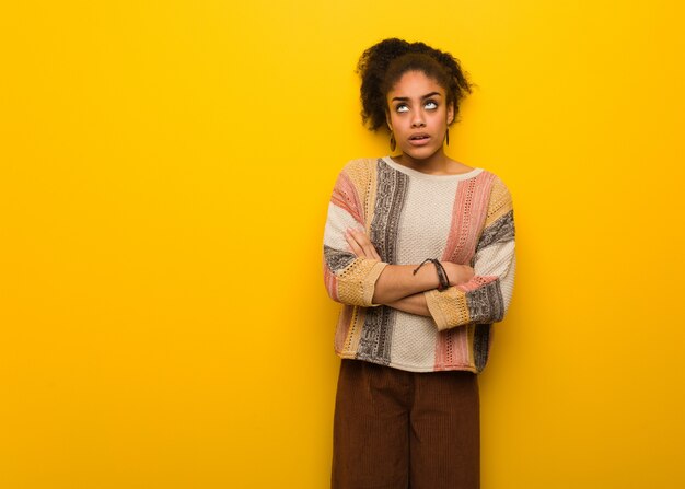 Jeune fille afro-américaine noire aux yeux bleus fatiguée et ennuyée