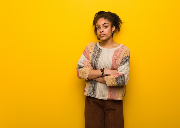 Jeune Fille Afro-américaine Noire Aux Yeux Bleus, Regardant Droit Devant