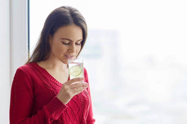 Jeune Fille Avec Un Aglass D'eau Au Citron Vert