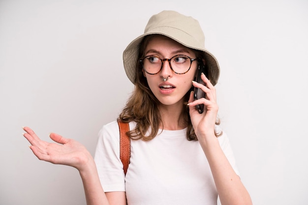 Jeune fille à l'aide de son concept touristique de téléphone