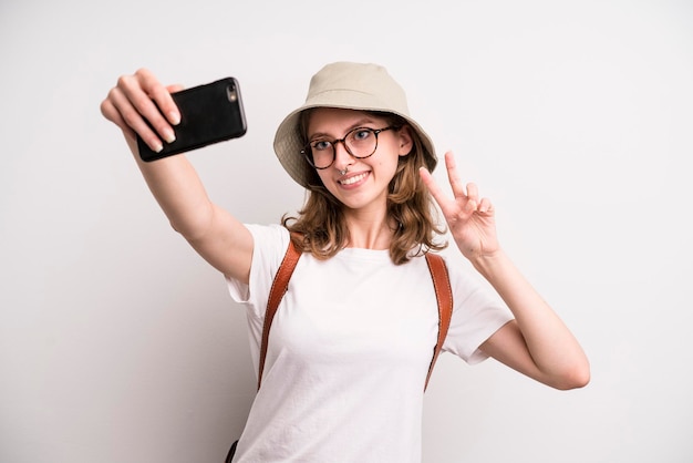 Jeune fille à l'aide de son concept touristique de téléphone