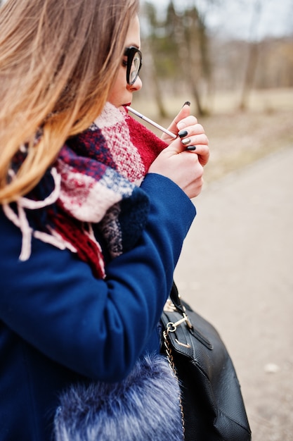 Jeune fille, allumer cigarette, dehors