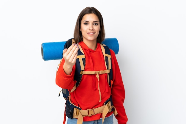 Jeune fille de l'alpiniste caucasien avec un gros sac à dos