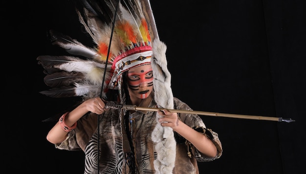 Jeune fille apache en costume Native American Indian